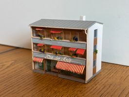 L2290: Wohnhaus mit Kleiderladen (Spur N)