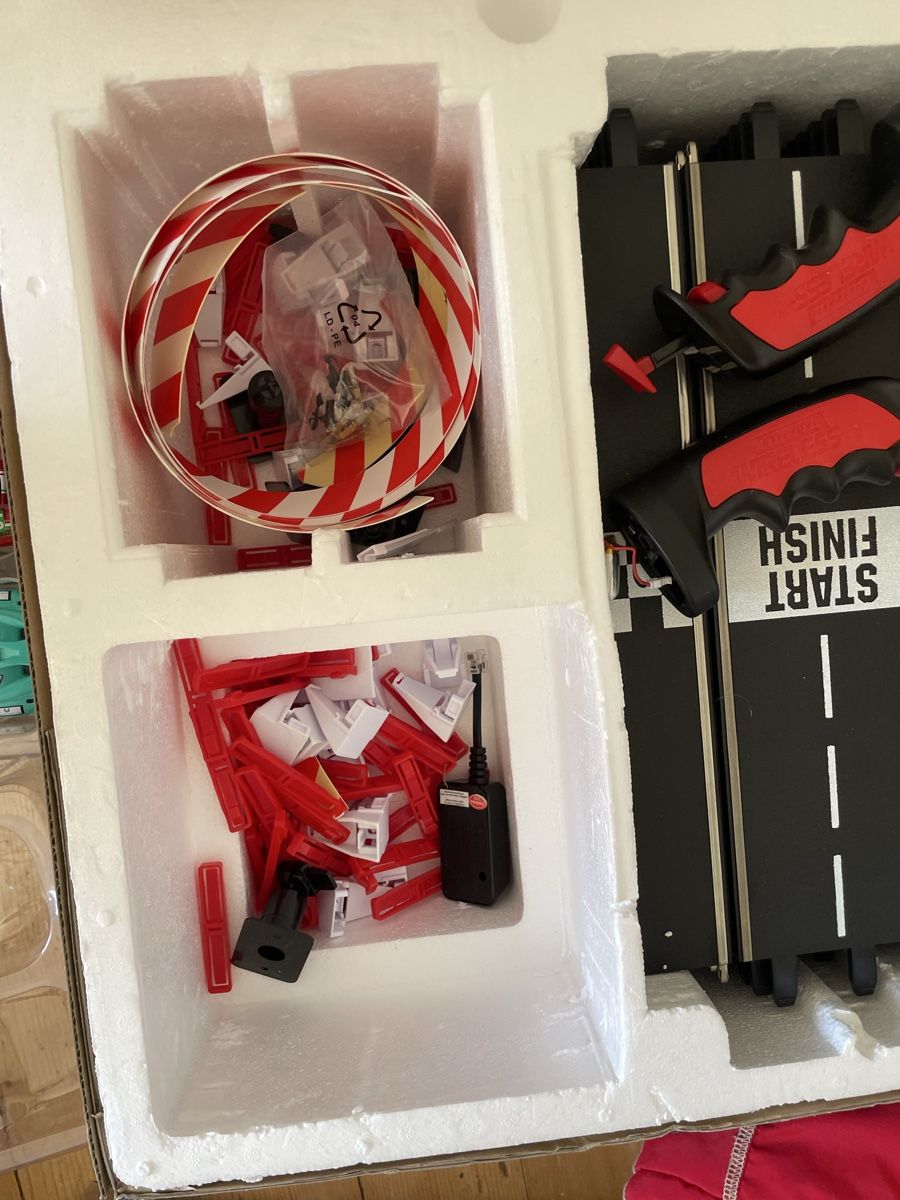 Carrera Rennbahnen: Je vends circuit carrera  – Gebraucht aus Les Brenets von serialdrink 3