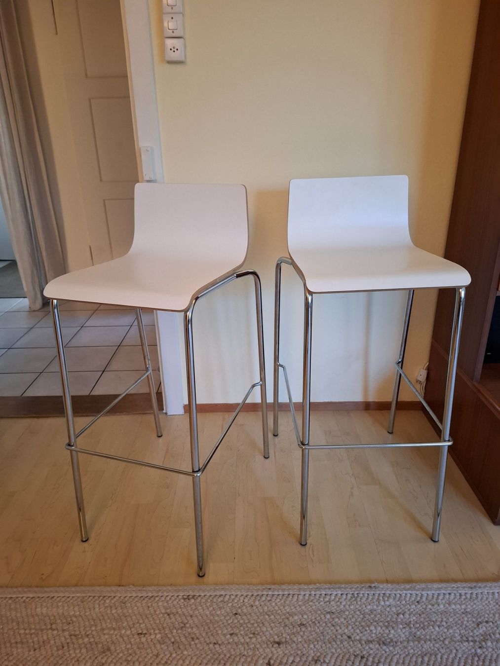 Interio Sedie: 2 Barhocker aus Holz mit Chromgestell – Usato da Bülach venduto da Wuxi