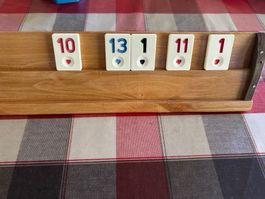 Rummikub/Ahsap OKEY Legespiel mit Holzablagen
