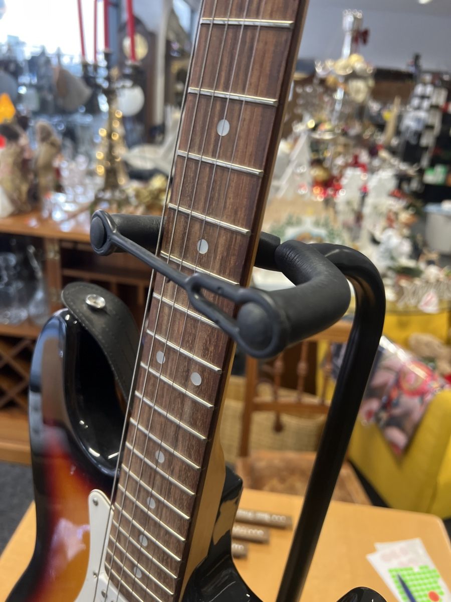Musikinstrumente: E-Gitarre Sunburst mit Gitarrenständer – Gebraucht aus Rorschach von TrendyDeals 5