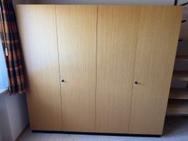 Massiver Kleiderschrank aus hellem Holz