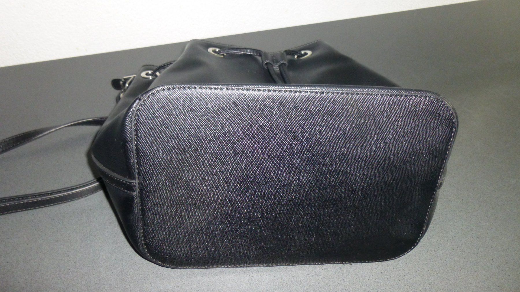 Taschen für Damen: Schwarze Handtasche Beuteltasche Schultertasche Kunstlede... – Gebraucht aus Triengen von misterpicknicker 2