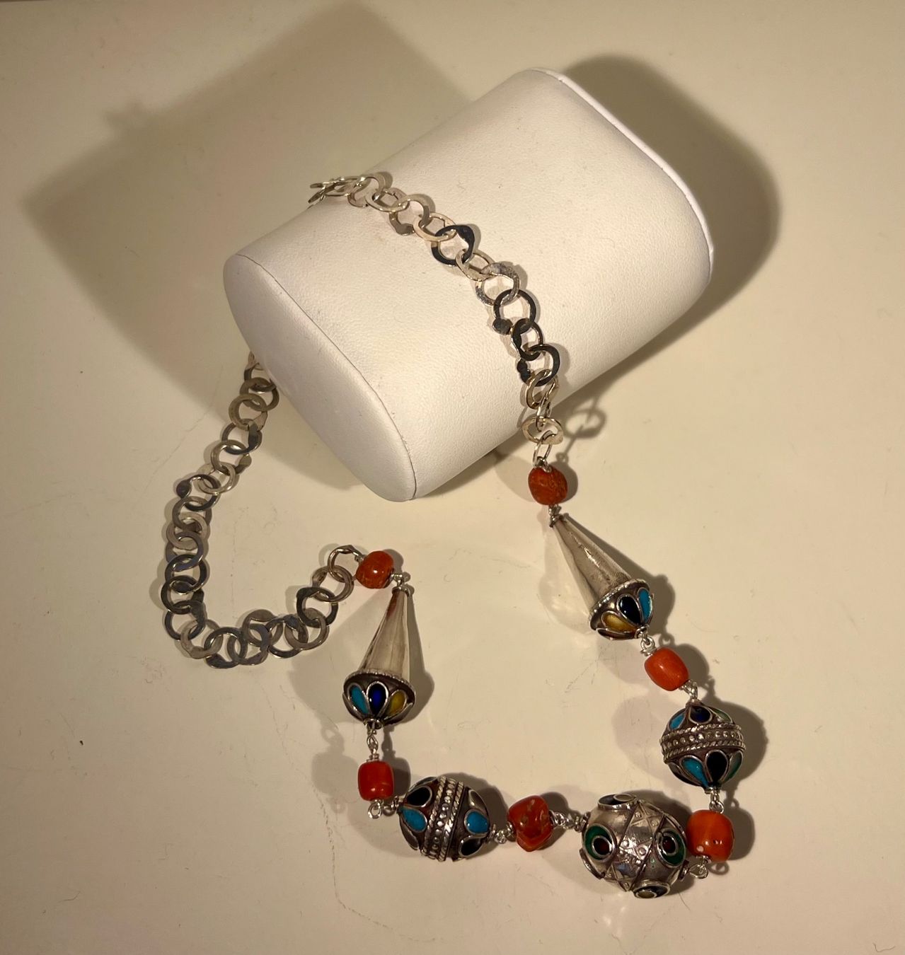 Catenine: Collier argent 925 corail véritable, émail cloisonné, Maroc – Usato da Genève venduto da DELIRBEADS 5