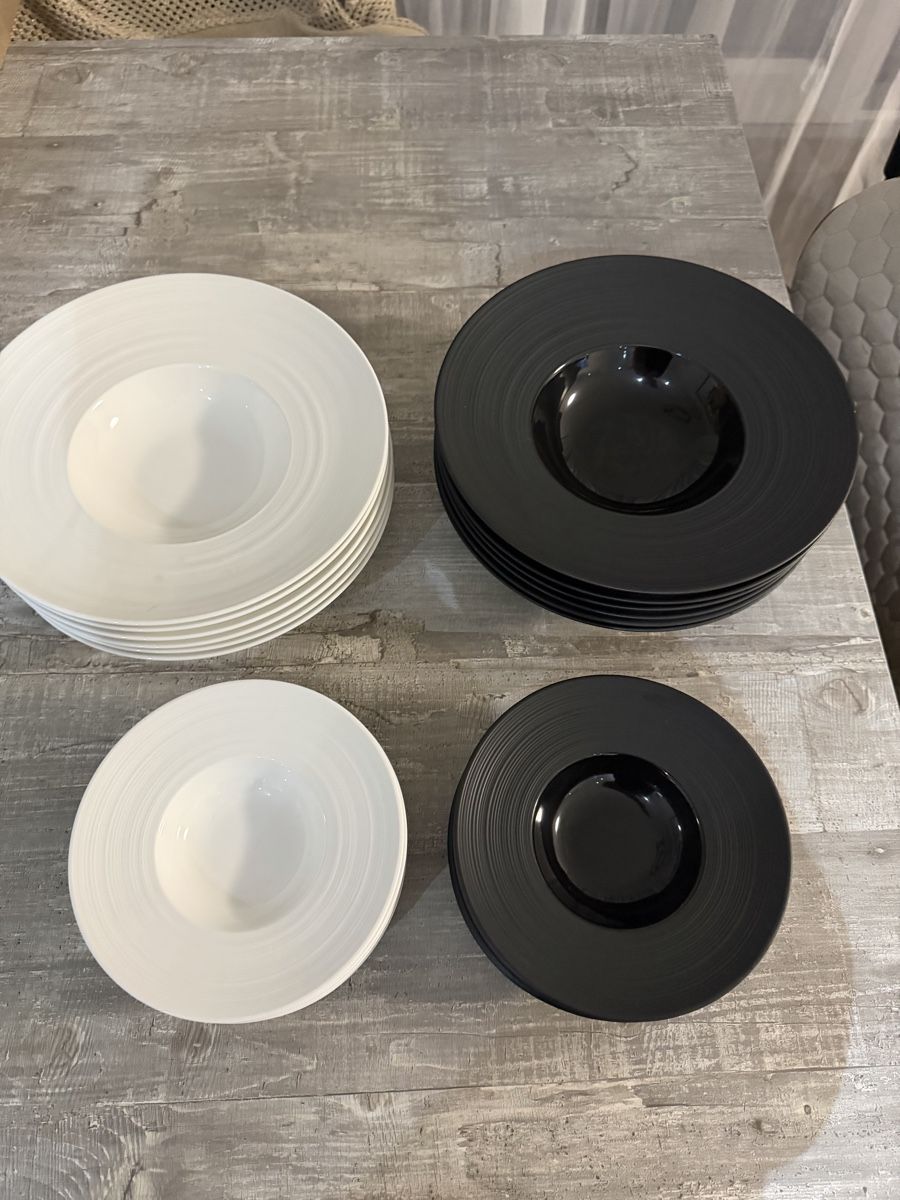 Set di piatti: 24-teiliges Teller-Set Schwarz & Weiss – Usato da Hägglingen venduto da Raff_Ella