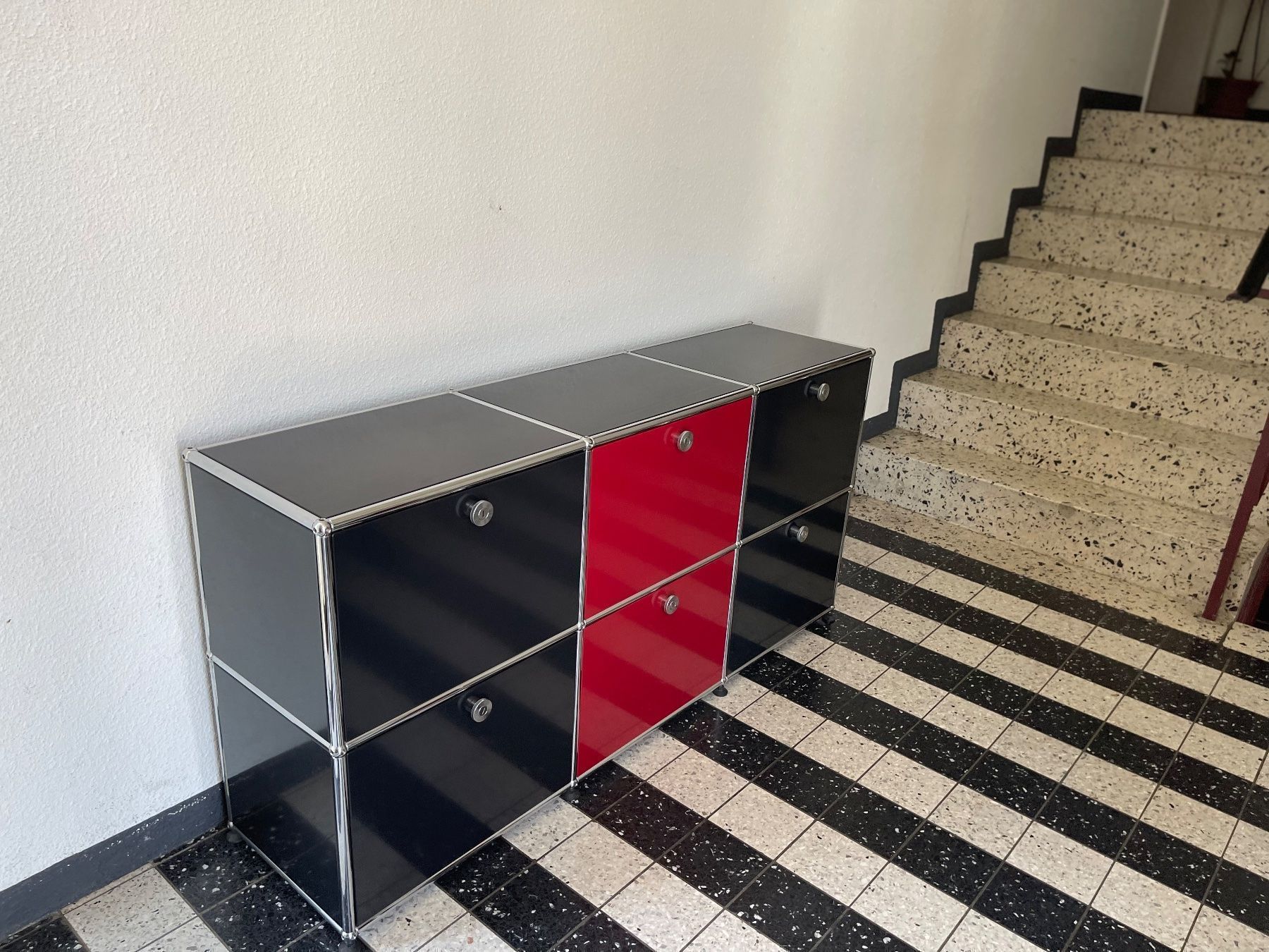 USM Kommoden: USM Sideboard black/Rot Lieferung Gratis – Gebraucht aus Thun von Thuno6
