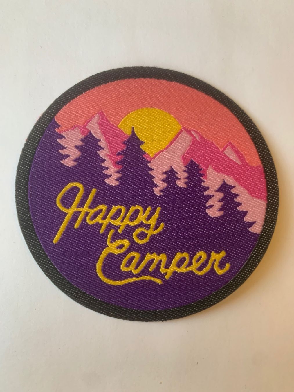 Toppe: Happy Camper Badge / Aufnäher – Nuovo e nell'imballaggio originale da Ostermundigen venduto da Mcone