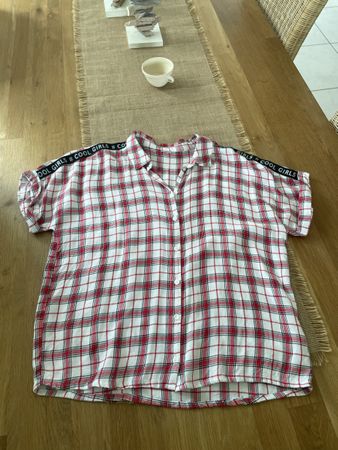Sommerliche Bluse mit Karomuster & "Cool Girls" Prints!