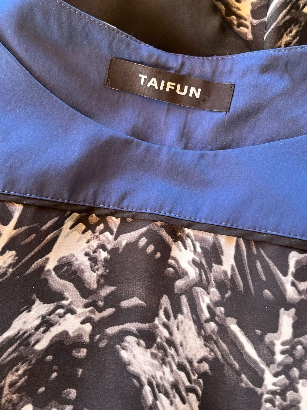 Taifun Tuniche: Tunikabluse mit Muster, silktouch Grösse M/40,  Marke:TAIFUN – Usato da Adliswil venduto da eri.40 4