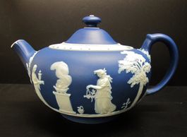 TEEKANNE WEDGWOOD JASPERWARE DUNKELBLAU, 1891 BIS 1908