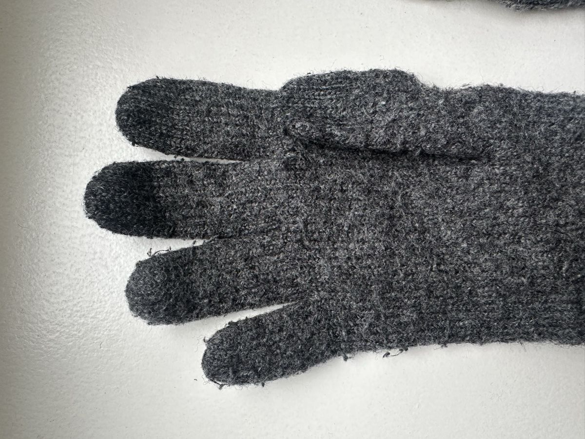Guanti & manicotti: Grey touchscreen gloves – Usato da Uster venduto da Monika_OB 1