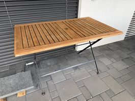 Schöner klappbarer Holztisch für den Garten 123 x 75 cm.