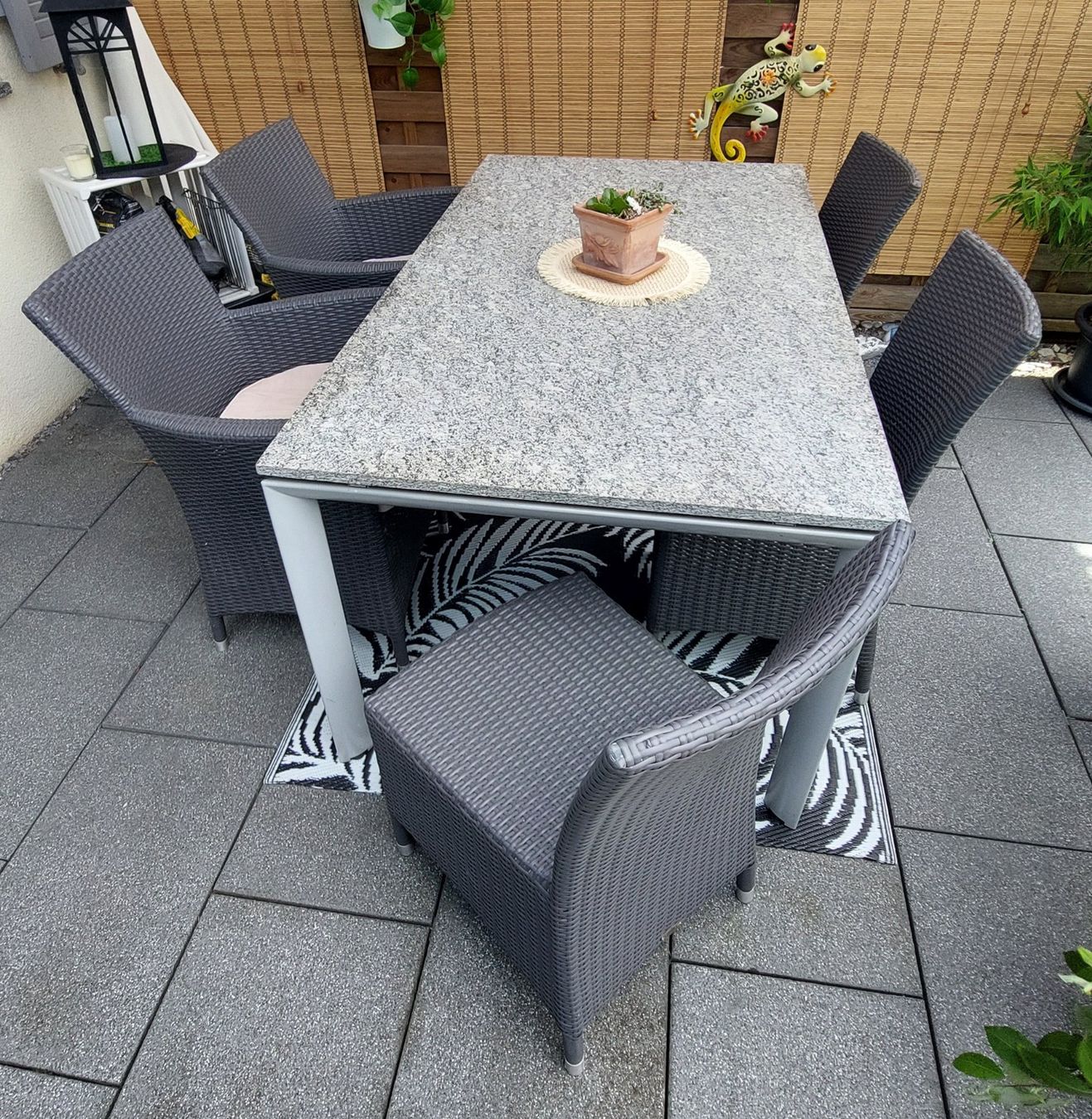 Set di tavolo e panche: Granit Gartentisch mit 6 Stühlen – Usato da Adlikon venduto da NoeliaMina
