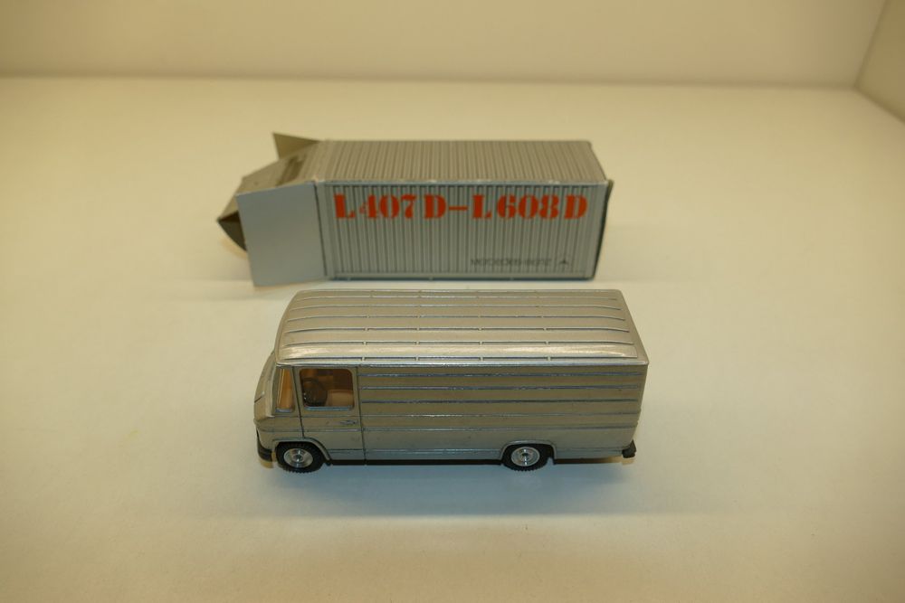 Cursor 1/50 Mercedes L407D L608D – Fourgon Plateau à Ridelles Blanc, état TB Avec Boîte