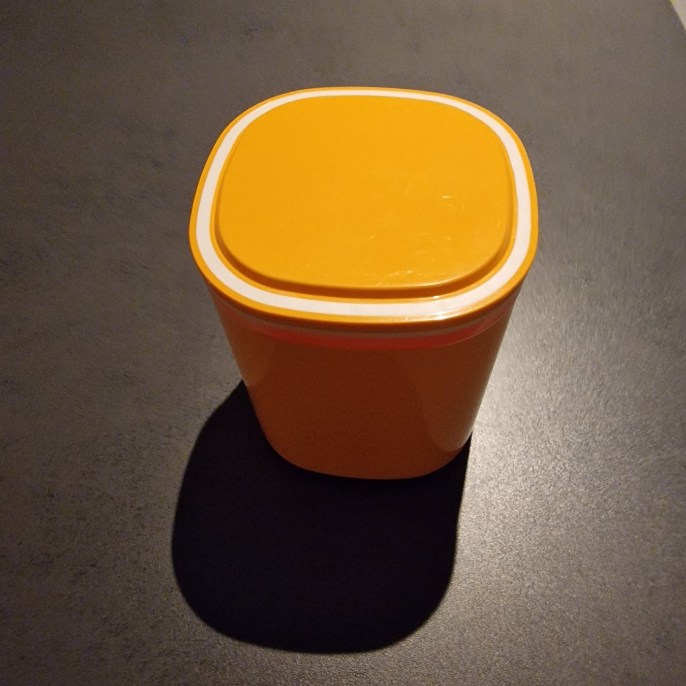 Tupperware Contenitori & Simili: Tupperware 2 x Aufbewahrungsbehälter orange / weiss – Usato da Wohlen AG venduto da alphons31 1