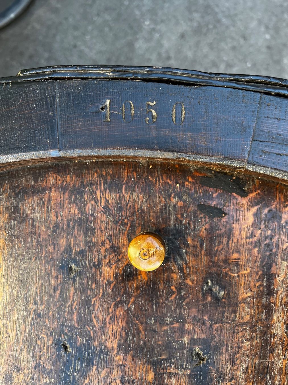 Eichholtz Tavoli: Rustikaler Tisch aus Weinfass – Usato da Jenins venduto da Urzi0 1