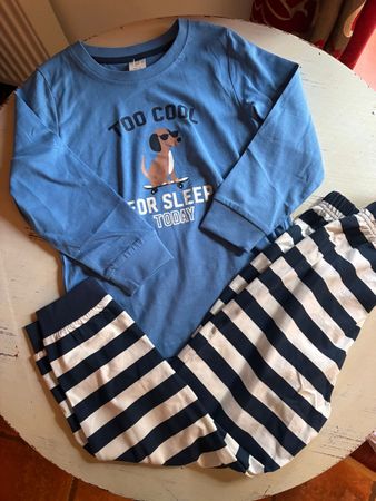 schönes Pyjama Gr. 110/116, Neu
