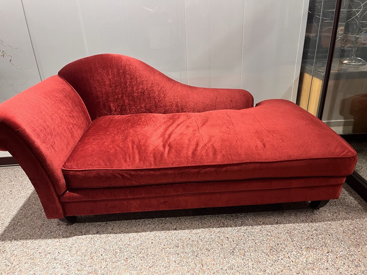 Sofas: Red Velvet Chaise Lounge Used Condition – Gebraucht aus St. Moritz von ver_kn95 2