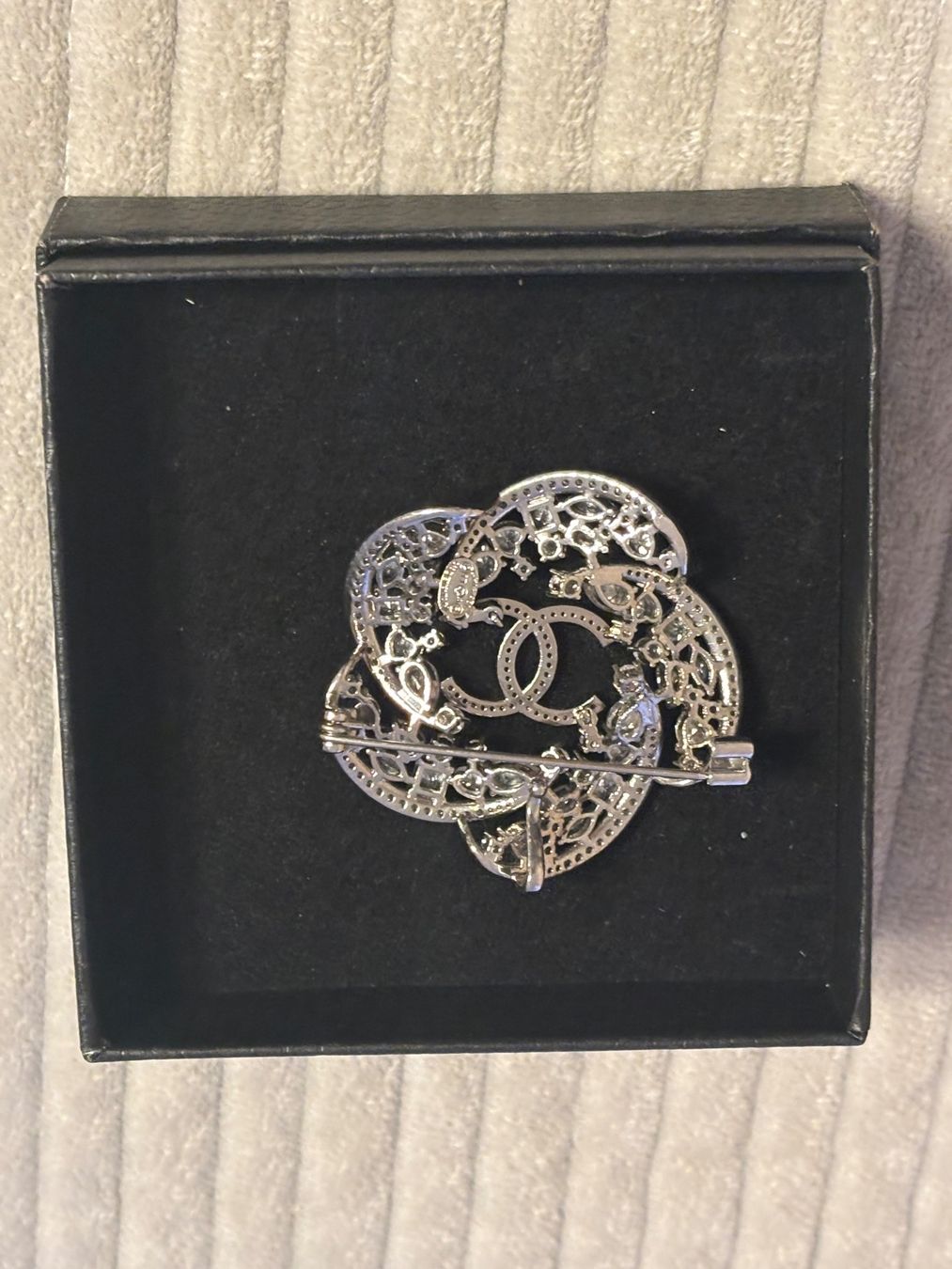 Chanel Spille & Fermagli: Chanel CC  Camelie Brosche Silber Strass – Usato da St. Margrethen SG venduto da dijanaO 4