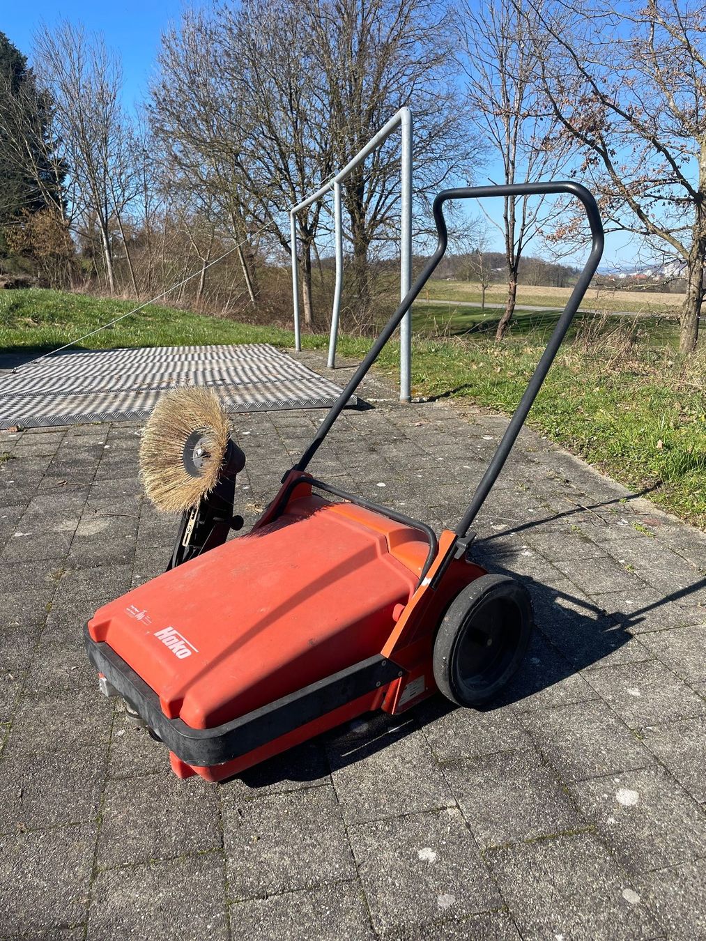 Hako Tutte le macchine: Handkehrmaschine HAKO Profi-Flipper – Usato da Wauwil venduto da Tome61