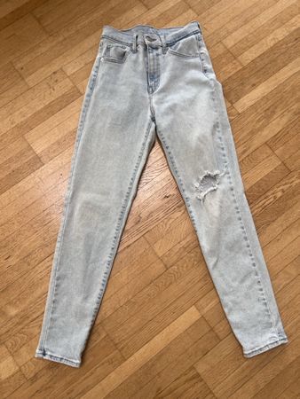 Levis Jeans Hellblau mit Cutout beim Knie Gr. 24/XS