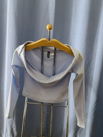 Schulterfreies Langarmshirt von H&M, Gr. M, hellblau