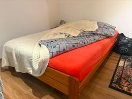 Bett mit Rost und alles was dazugehört