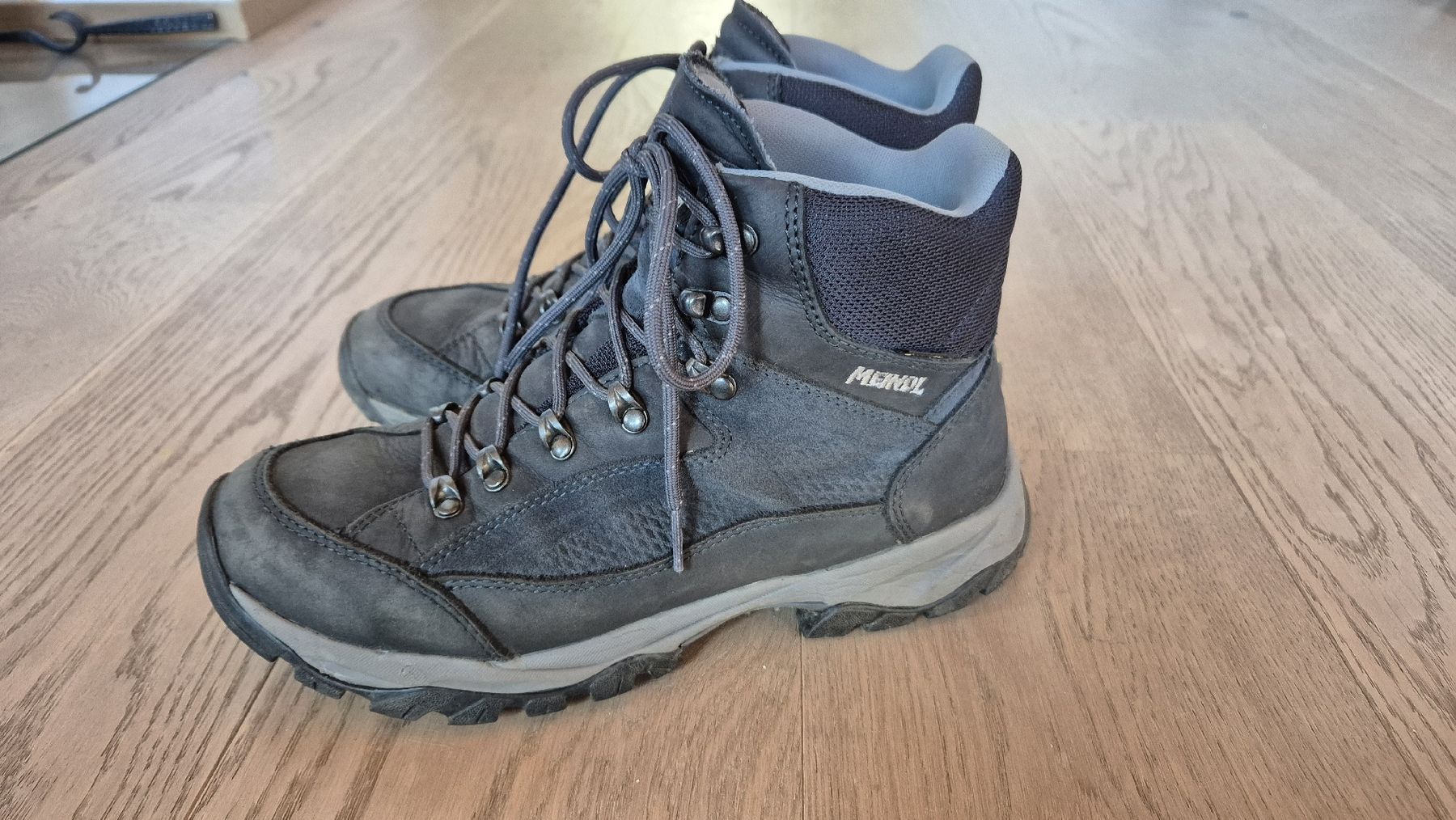 Meindl Scarpe da uomo: Chaussures de randonnées Meindl taille 41.5 – Usato da Marin-Epagnier venduto da FamDub