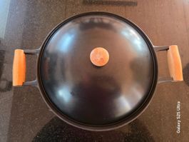 Schwere Gusseisen Wokpfanne mit Deckel,