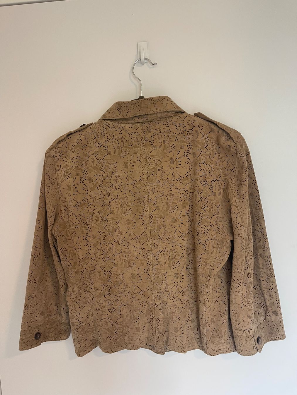 Giacche: Beige, schmal geschnittene Jacke aus echtem Veloursleder – Usato da Zizers venduto da sarah_1987 3