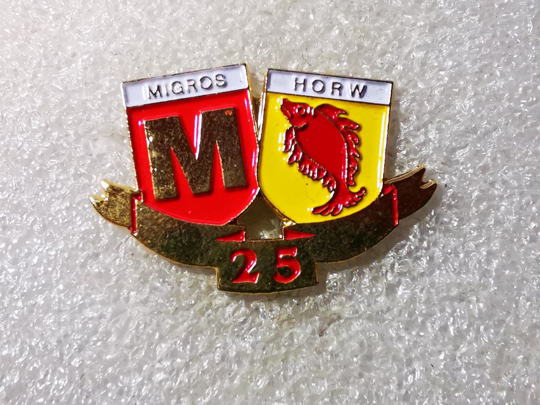 Placchette & Badge: Ansteckpin 56: Migros Horw – Usato da Oppligen venduto da Pin-Fall-Shop
