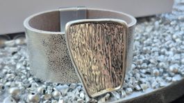 Bracciale in similpelle con decorazione geometrica metallica