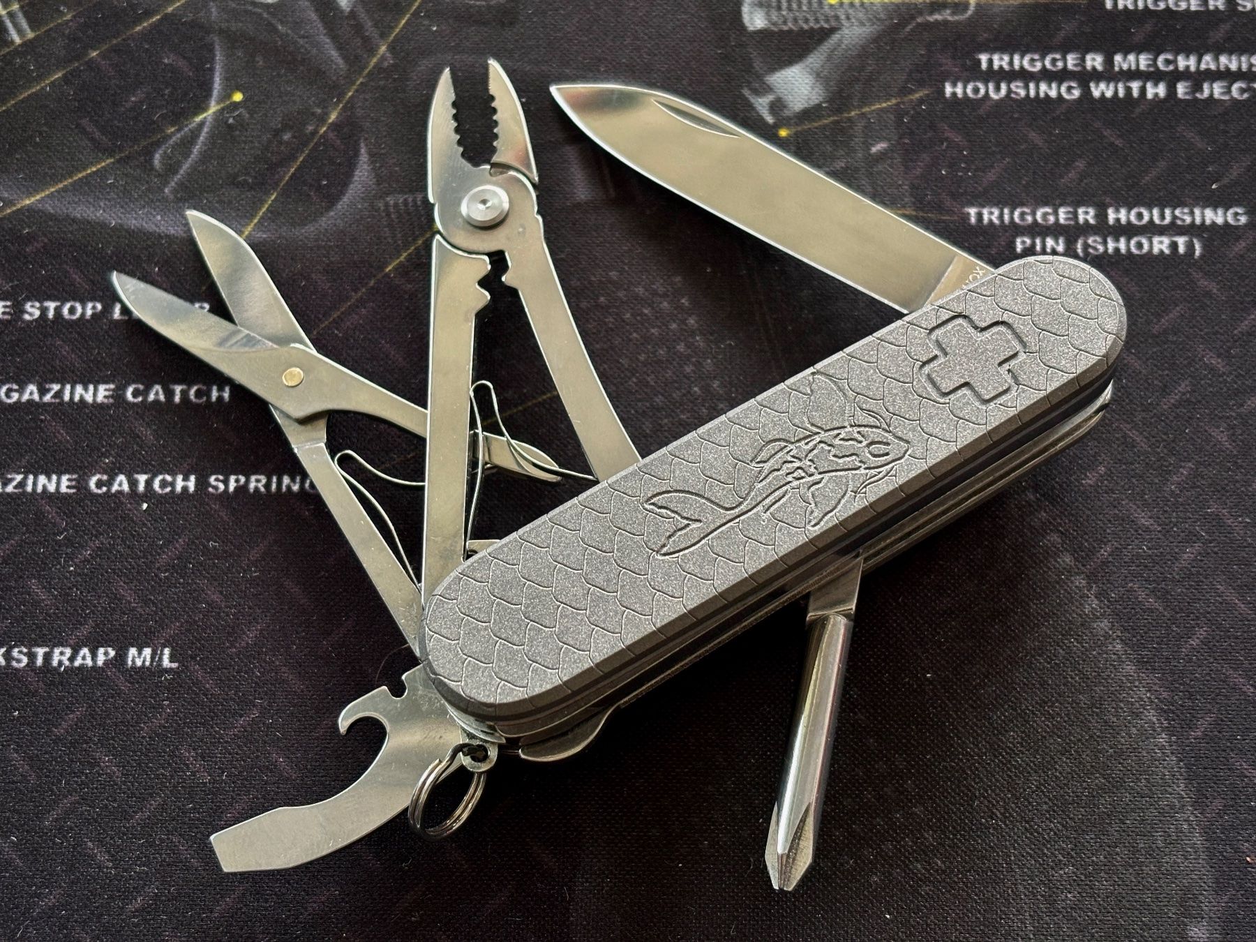 Victorinox Taschenmesser: Victorinox Compact-Mod., DC-Titanscales Koi mit Clip – Neu (gemäss Beschreibung) aus Frauenkappelen von Doc_Snyder