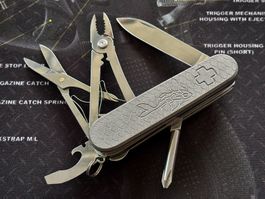 Victorinox Compact-Mod., DC-Titanscales Koi mit Clip