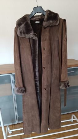 Langer, warmer Wintermantel aus Wildleder, Grösse 40