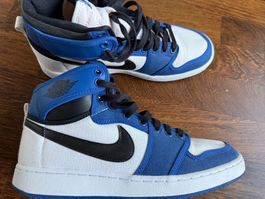 Jordan 1 Retro AJKO Storm Blau/Schwarz-Weiß Gr. 42.5