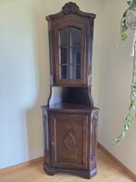 Schöne Eckvitrine aus Holz / Eckschaustück zweiteilig