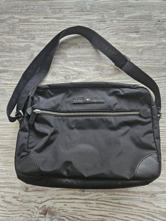 Sac noir en toile de Tommy Hilfiger. État neuf.l:40/h:30