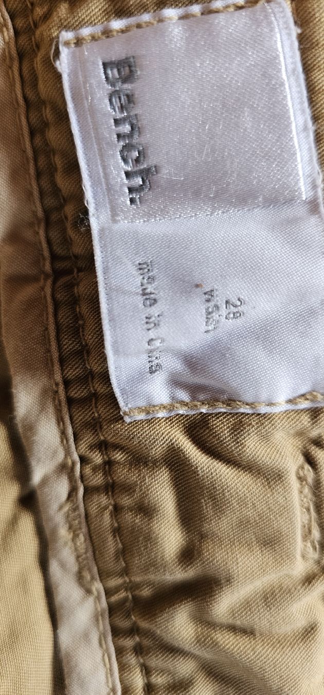 Kleiderpakete: Bench Shorts braun Gr.28 + leichtes Burton Pulli gr.M – Gebraucht aus Ferden von jemyce 5