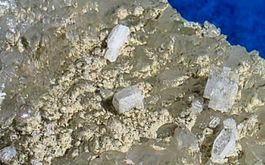 Mineralien: Heulandit auf Bergkristall.    Gibelsbach Fiesch