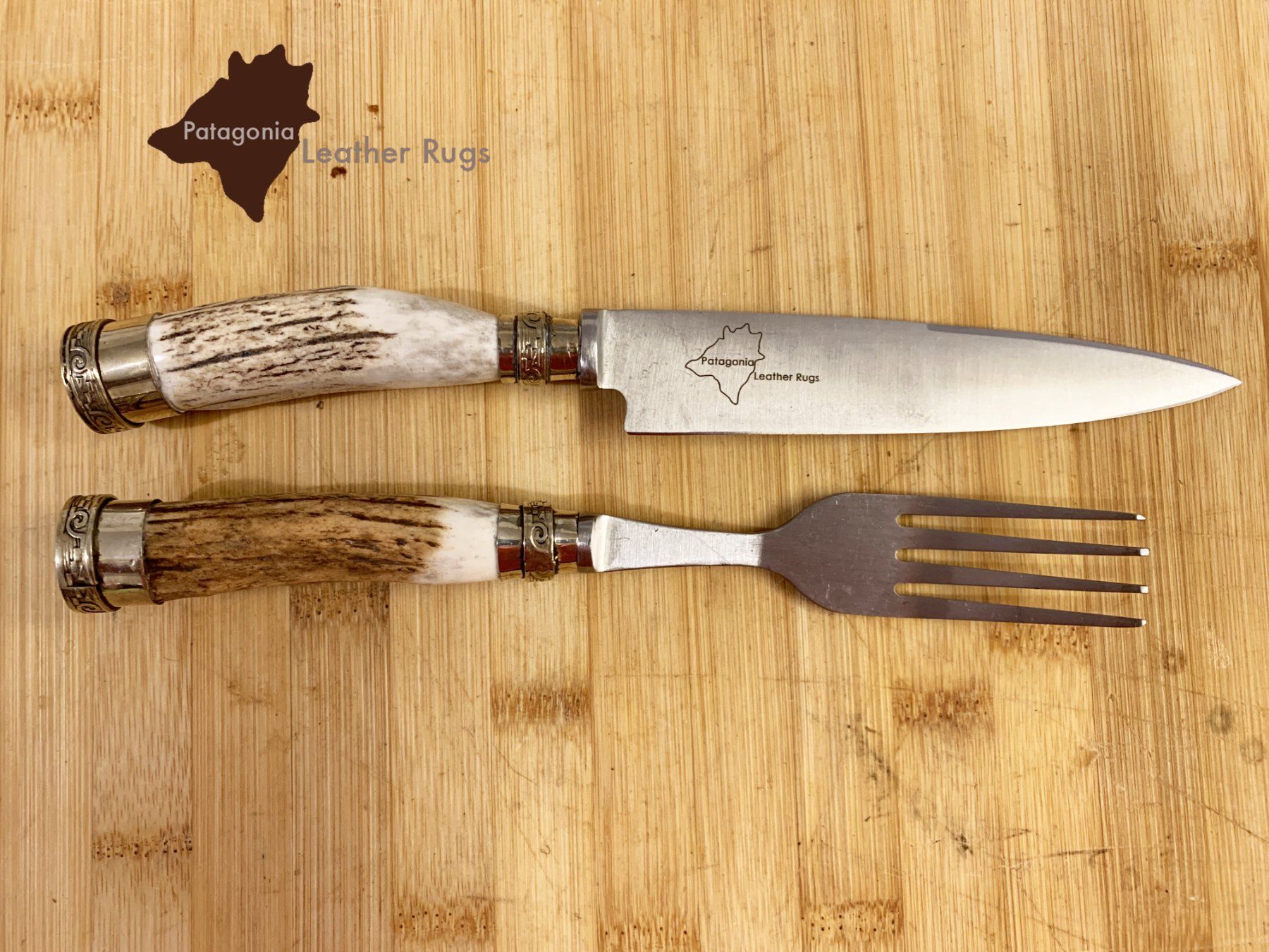 Set di posate: Messer- und Gabel-Set mit Hirschgeweih-Griffen – Nuovo e nell'imballaggio originale da Arbedo venduto da patagonialeatherrugs 2