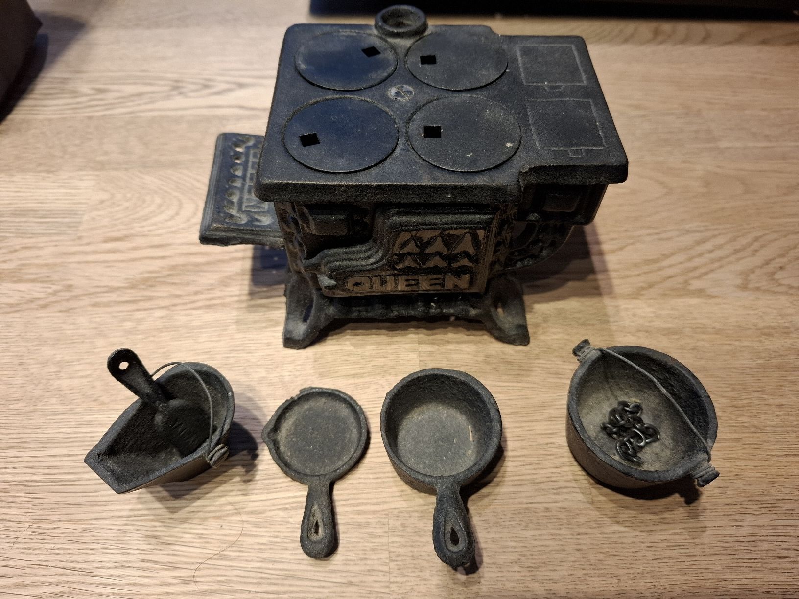 Giocattoli: fourneau pour maison de poupee, en fonte. – Usato da Villeneuve FR venduto da Train_Vinch6