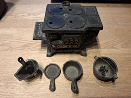 fourneau pour maison de poupee, en fonte.