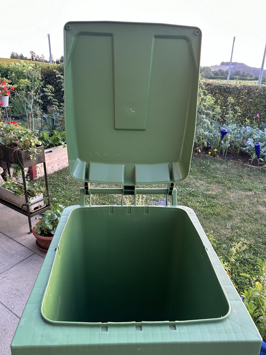 Altro per Ufficio & Commercio: Abfallcontainer Perstorp Plastic Systems mit Deckel und Räde – Usato da Lanzenhäusern venduto da vic63 5