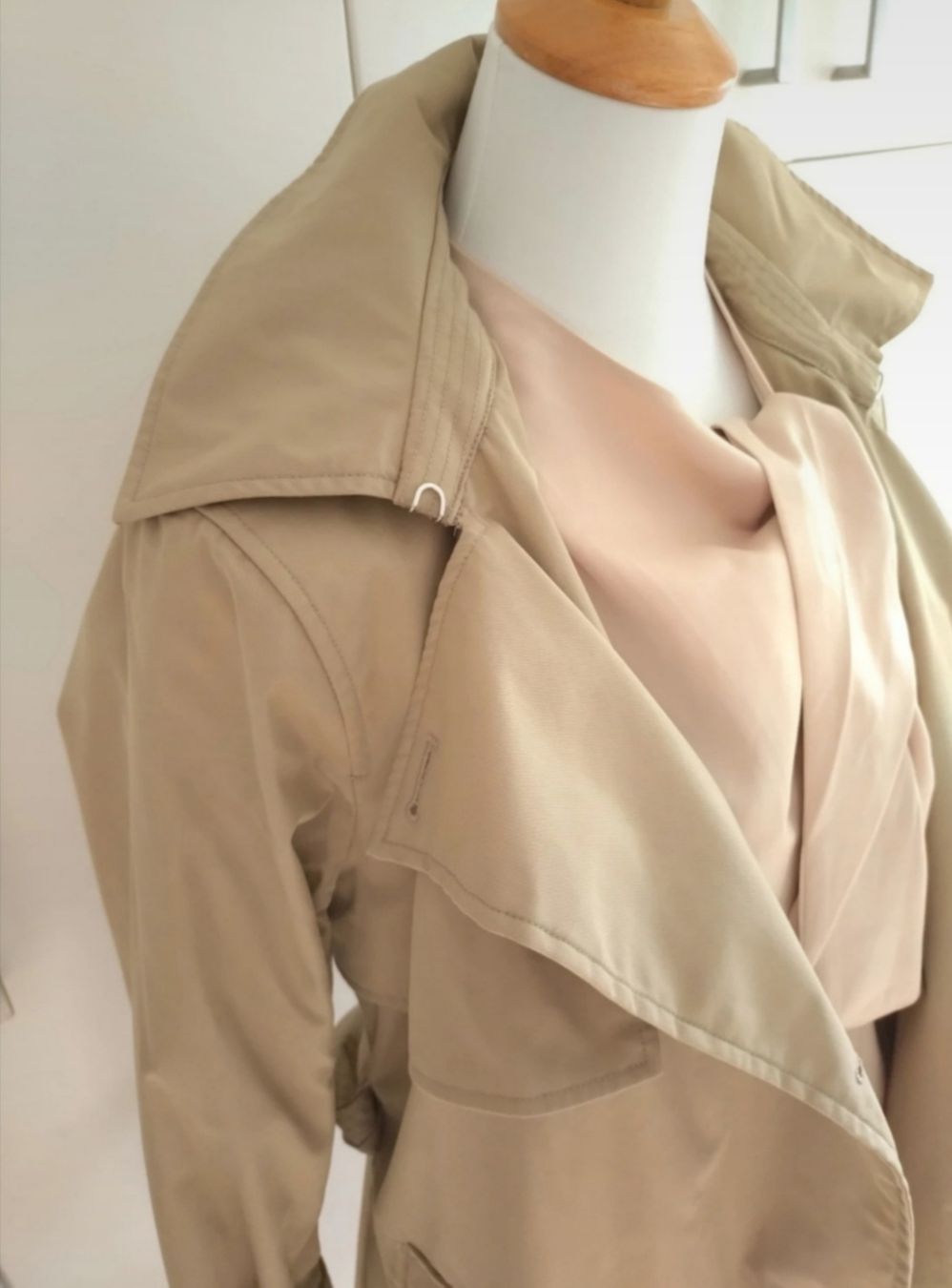 Cappotti: Aigle Trench-coat imperméable beige neuf – Nuovo e nell'imballaggio originale da La Tour de Trême venduto da mar_p78p 3