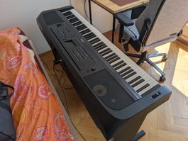Piano numérique Yamaha DGX-670B + meuble + pédalier