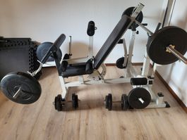 Fitnessbank mit Gewichten und Hanteln Konvolut