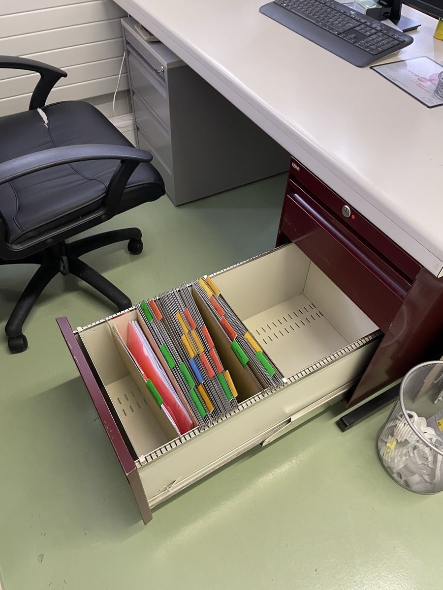 Bureaux: Massives Büropult – D'occasion à Grosshöchstetten par CharaCha15 3