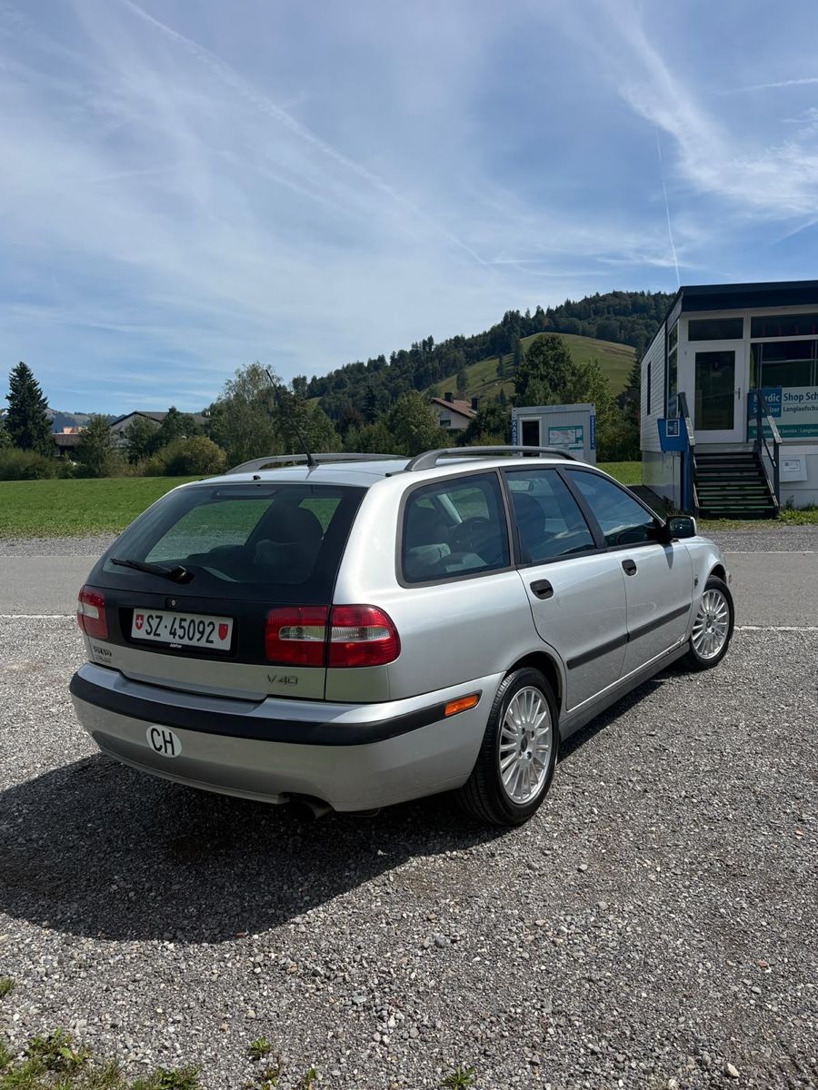 Volvo Automobili: Volvo V40 2.0 T – Usato da Einsiedeln venduto da Febe05 1