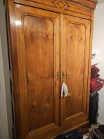 Grosser antiker Schrank – Massivholz